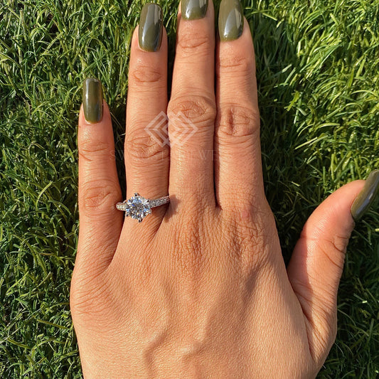 Round Cut Engagement Ring..