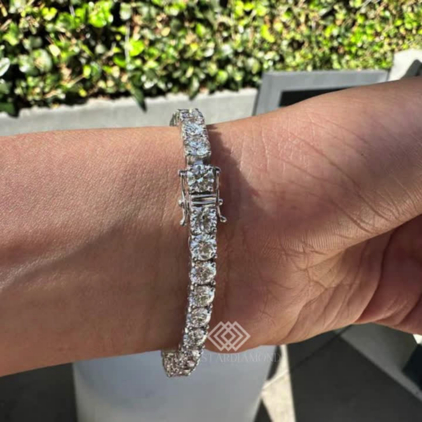 Round Diamond Bracelet With Lab-Grown & Natural Diamonds, Jewelry By Leading Manufacturer From Swagstar, Surat. Explore Wedding, Engagement, Eternity Rings,  Earring & Studs, Bracelets In 10k, 14k, & 18k Gold Varieties, Including White, Yellow, Rose Gold.