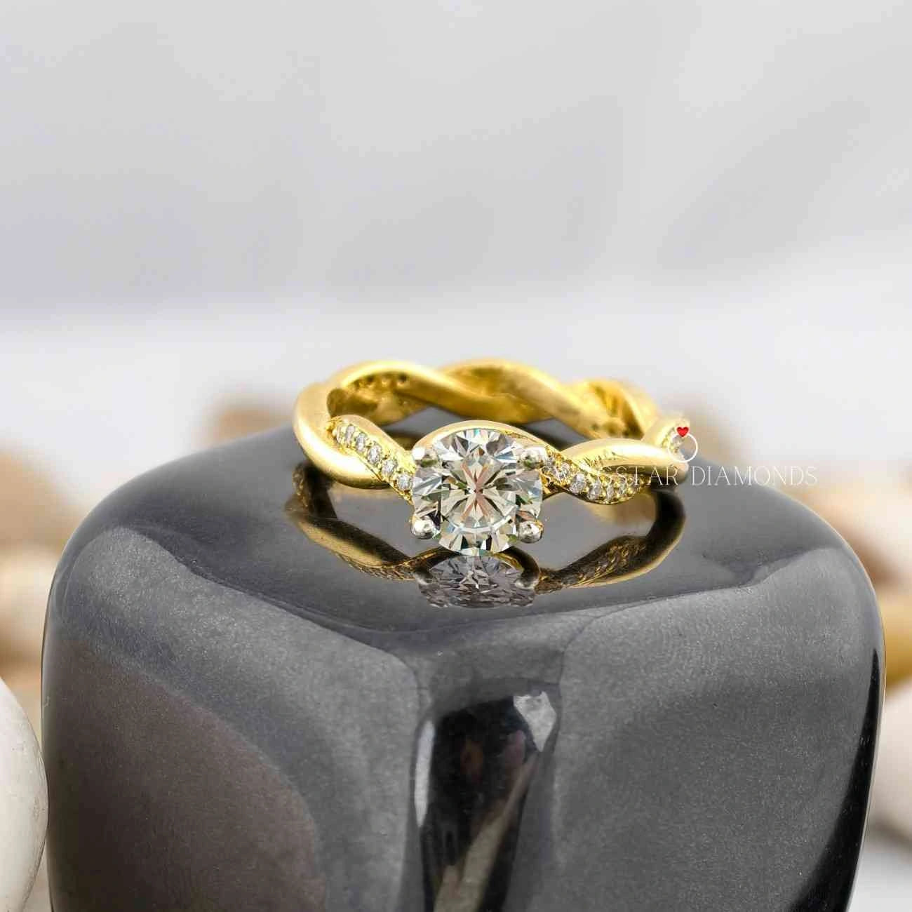 Round Cut Twisted Band Ring
